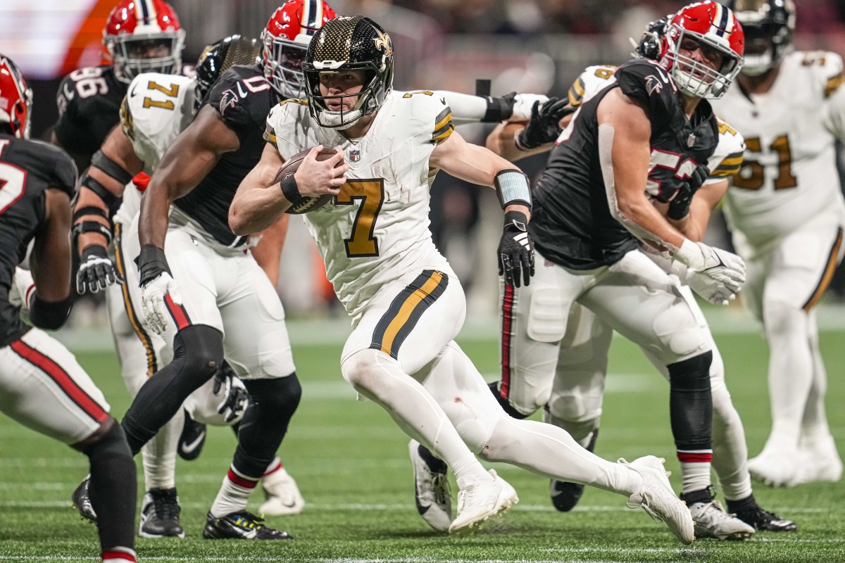 Nov 26, 2023; Taysom Hill (7) of the New Orleans Saints runs against the Atlanta Falcons. Mandatory Credit: Dale Zanine-USA TODAY